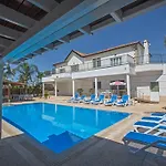 Papas Family Villa فيلة باراليمني