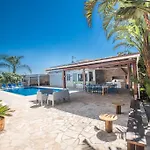 Papas Family Villa باراليمني