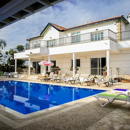 Papas Family Villa Paralímni