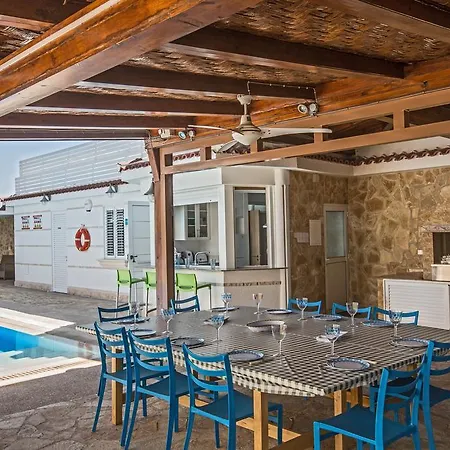 Papas Family Villa Paralímni