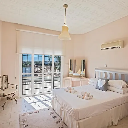 Papas Family Villa *