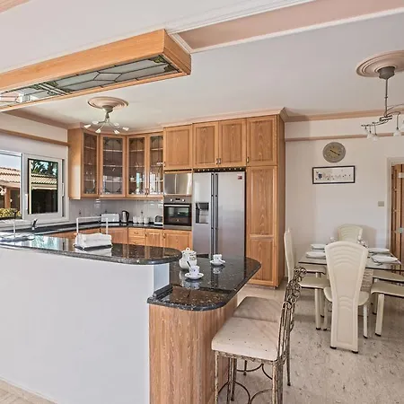 Papas Family Villa *