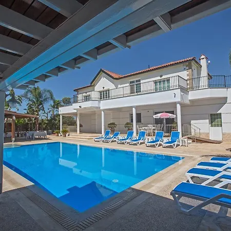 Papas Family Villa Paralímni